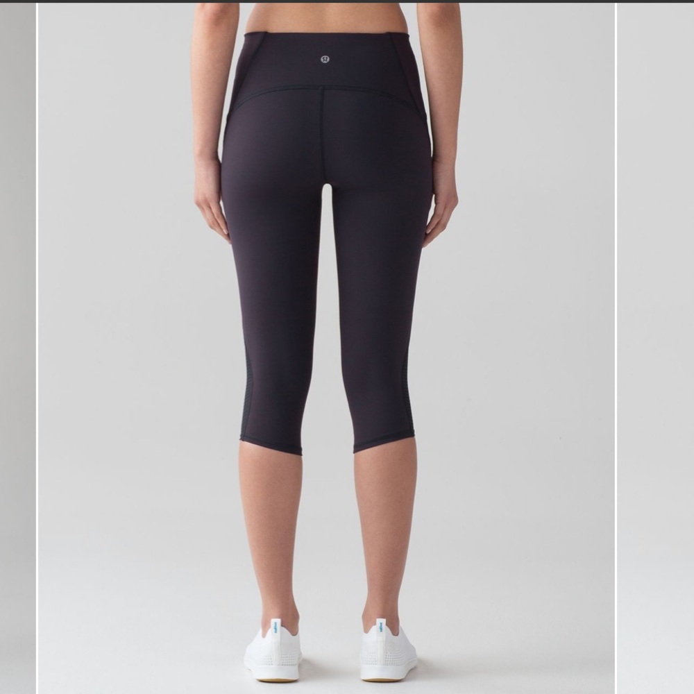 Lululemon lean in crop (17”) size 6 boysenberry color